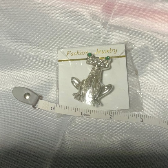 Jewelry Silver Brooch Frog with green eyes. - Picture 3 of 5